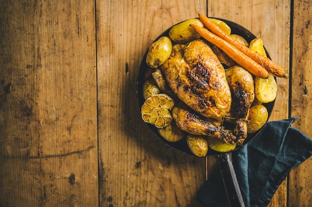 Stół obiadowy z pieczonym kurczakiem na patelni