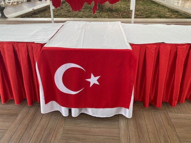Stół ozdobiony turecką flagą w restauracji, kawiarni, barze, zakładzie gastronomicznym