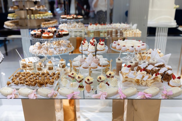 Stół pełen deserów, w tym ciast, cupcakes i ciastka.