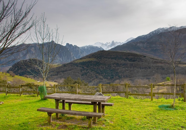 Zdjęcie stół piknikowy w strefie piknikowej z widokiem na naranjo de bulnes pico urriellu w asturii w hiszpanii