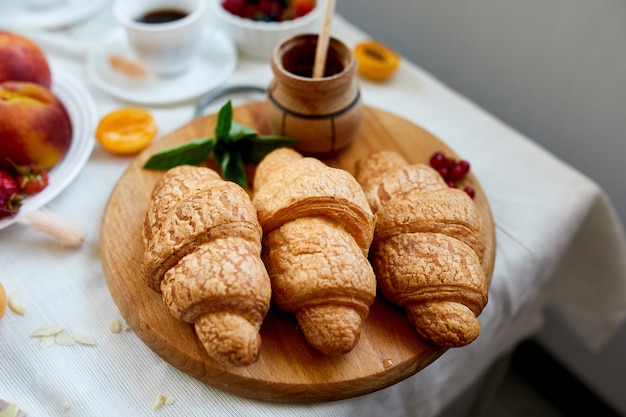 Stół śniadaniowy kontynentalny podawany z tradycyjnym francuskim rogalikiem,