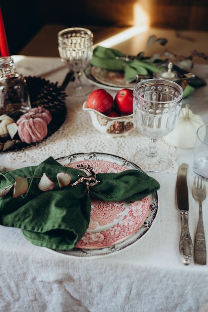 Stół w stylu vintage na ciemnym tle świąteczna luksusowa kolacja
