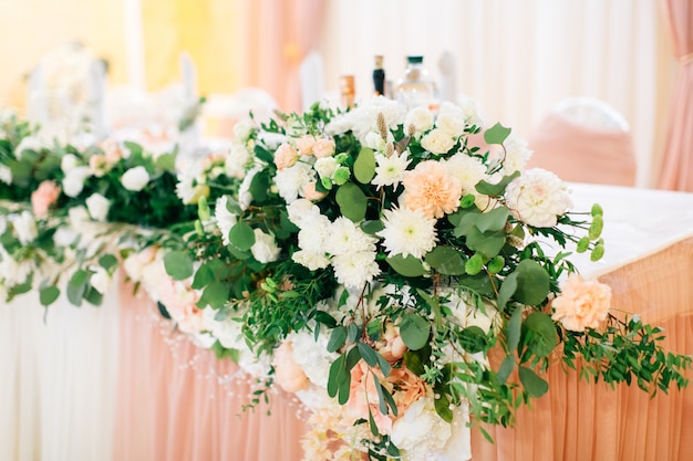 Stół weselny ozdobiony kwiatami