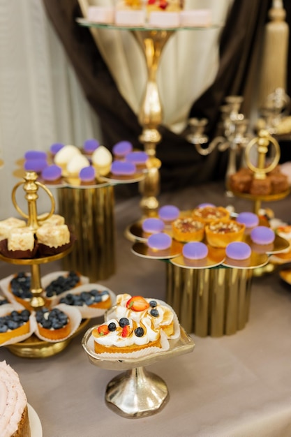 Stół z ciastami słodycze bufet ze słodyczami Stół deserowy na przyjęcie smakołyki na wesele bankietowe Batonik z bliska Udekorowany pysznie