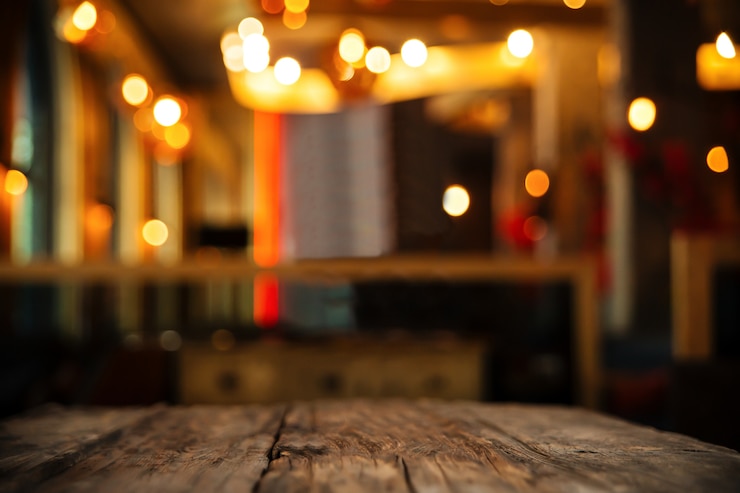 Zdjęcie stół z drewna na rozmycie tła klubu lub restauracji