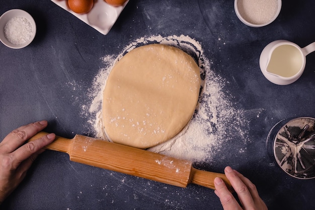 Stół Z Produktami Do Pieczenia I Narzędziami