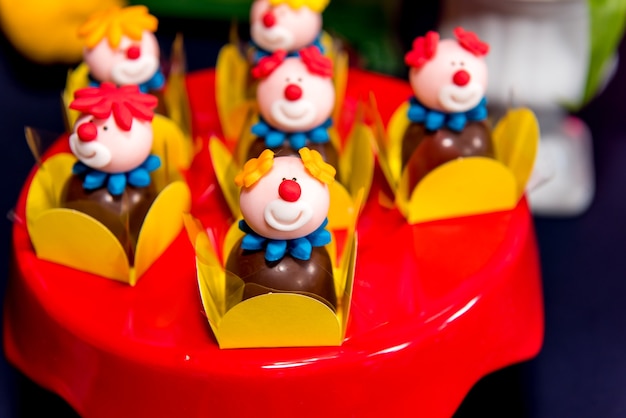 Zdjęcie stół ze słodyczami i babeczkami ozdobiony królewskim lukrem na przyjęciu dla dzieci.