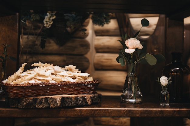 Stół ze słodyczami i smakołykami przy wazonie z kwiatami