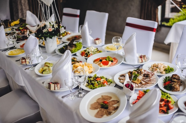 Stół ze srebrnymi i szklanymi kieliszkami w restauracji przed rozpoczęciem uroczystości weselnej