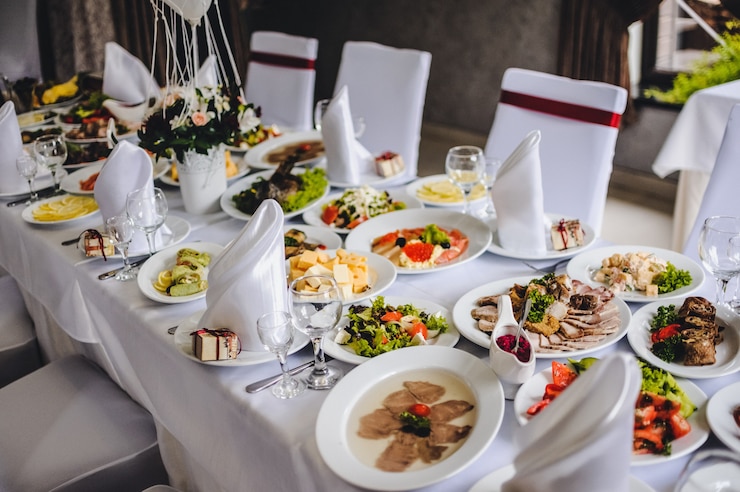 Zdjęcie stół ze srebrnymi i szklanymi kieliszkami w restauracji przed rozpoczęciem uroczystości weselnej