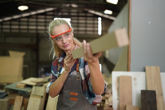 Stolarze montaż mebli Mały biznes w drewnie DIY miejsce pracy tło biurowe