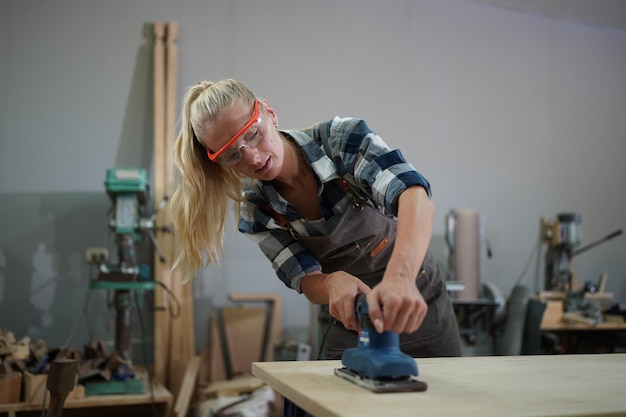 Stolarze montaż mebli Mały biznes w drewnie DIY miejsce pracy tło biurowe