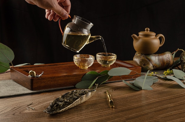 Stolik do herbaty z instrumentami czajniki filiżanki naleśniki i herbaty Shen Puer
