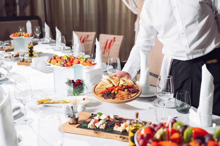 Zdjęcie stolik kelnerski w restauracji przygotowujący się do przyjęcia gości.