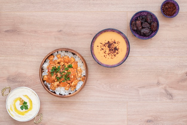 Zdjęcie stolik spożywczy iftar. wieczorny posiłek dla ramadanu. kuchnia arabska