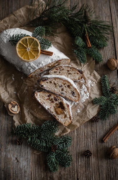 Stollen Cięty Z Ozdobami świąteczny Wystrój Choinkowe Girlandy Bokeh