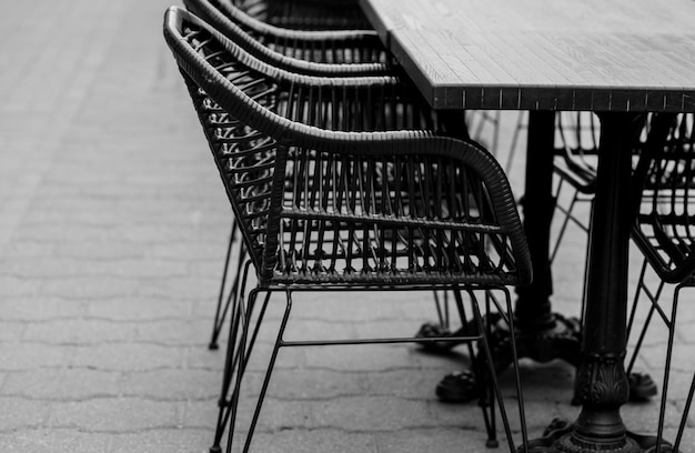 Stoły i krzesła ulicznej restauracji