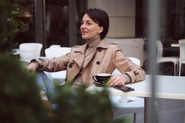 Stonowana fotografia, portret atrakcyjnej pięknej młodej kobiety brunetki w stylowej odzieży casual