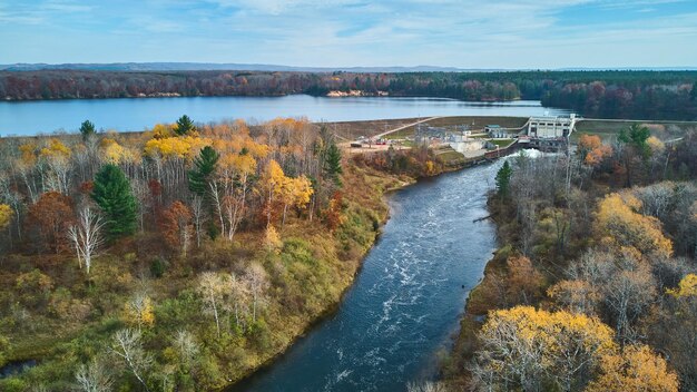 Stonowane kolory jesieni w antenie późnej jesieni nad rzeką Michigan i jeziorem z zaporą