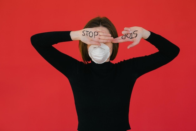 Stop Wirusowi I Chorobom Epidemicznym Zdrowa Kobieta W Medycznej Masce Ochronnej Pokazującej Gest Stop