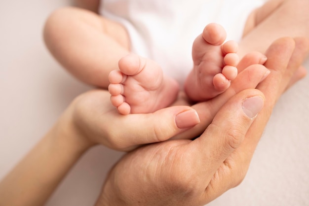 Stopa dziecięca w rękach matki ojca rodziców Stopy malutkiego noworodka bliska Małe nogi dziecka Mama i jej dziecko Szczęśliwa koncepcja rodziny Piękna koncepcja obraz macierzyństwa stock photo