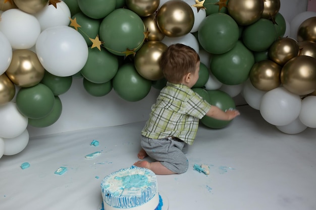 Zdjęcie stopa dziecka na torcie pierwsze święto dziecka w tortie