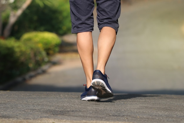 Stopa z tyłu mężczyzn jogger odkryty w stylu życia parku do ćwiczeń rano dobry zdrowy