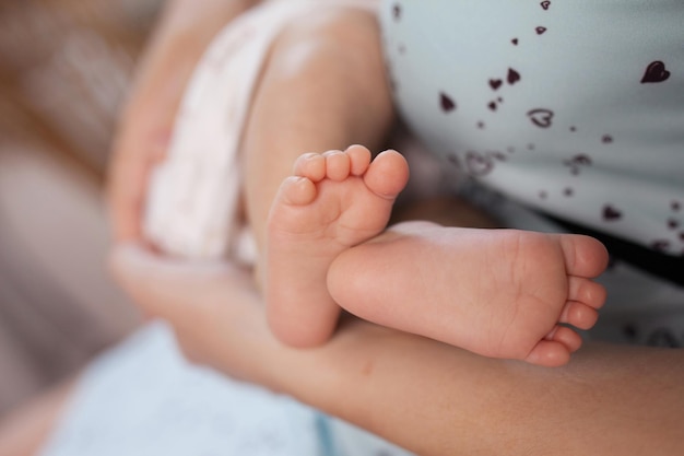 Stopy dziecka w rękach matki Małe stopy noworodka na kobiecej dłoni Mama i jej dziecko