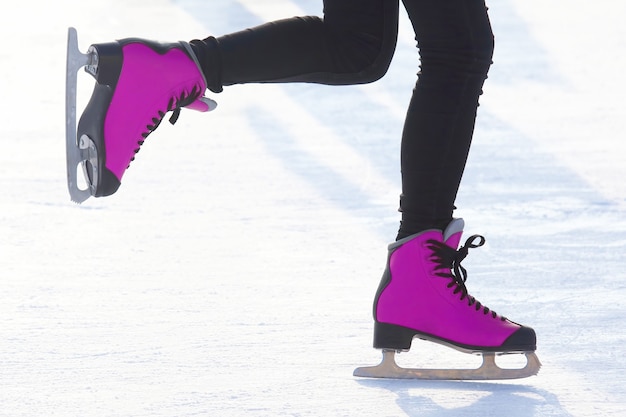 Stopy kobiet na łyżwach na lodowisku. Hobby i rekreacja. Sport i wakacje