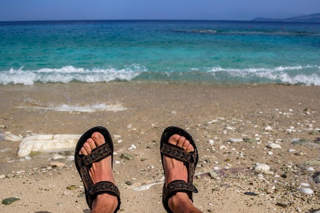 Stopy na plaży w falach Albania