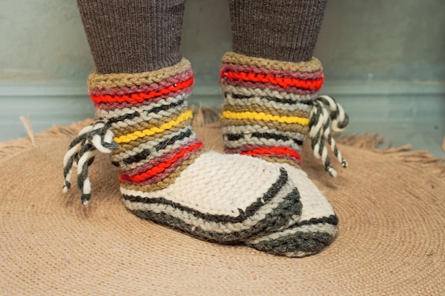 Zdjęcie stopy obute w ciepłe zimowe skarpety z dzianiny kapcie zimno sezon grzewczy kryzys
