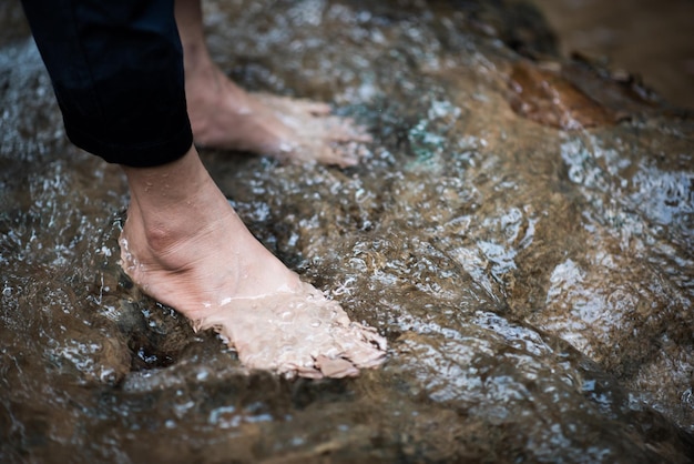 Zdjęcie stopy ochłodzone przez wodę rzeki