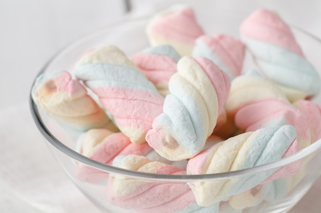 Stos amerykanina kręcony marshmallow na stole z szkłem mleko