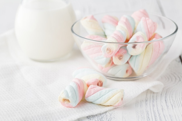 Stos amerykanina kręcony marshmallow na stole z szkłem mleko