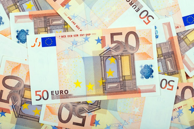 Stos Banknotów Euro Z 50 Euro W Tle