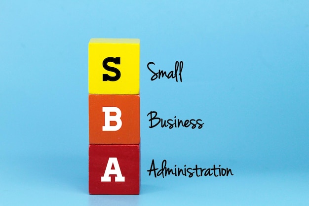 Stos bloków ze słowami SBA i administracja biznesowa Small Business Administration