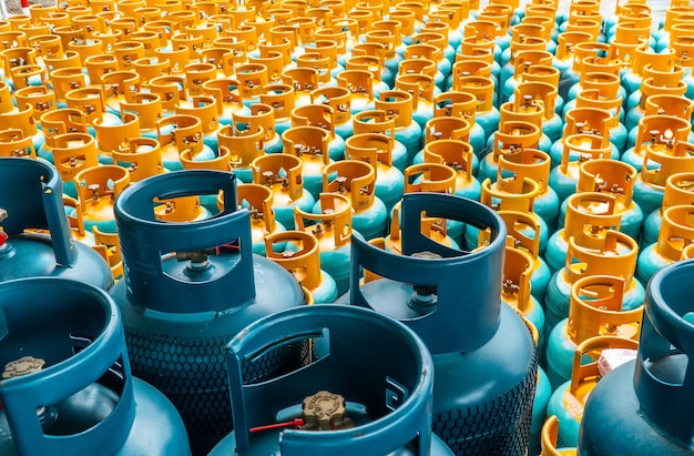 Stos butli gazowych LPG gotowy do sprzedaży