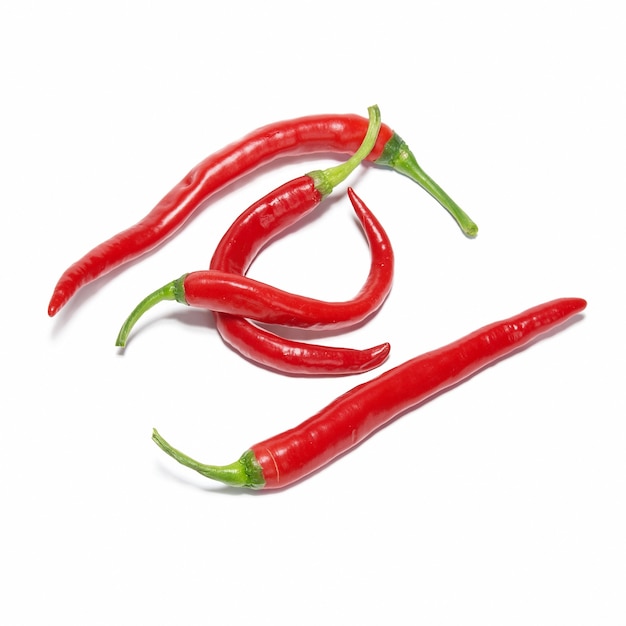 Stos czerwonej papryki chili na białym tle