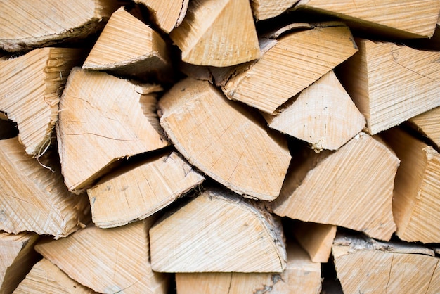 Stos drewna tworzący ścianę. Ekologia i problemy wylesiania w przyrodzie.