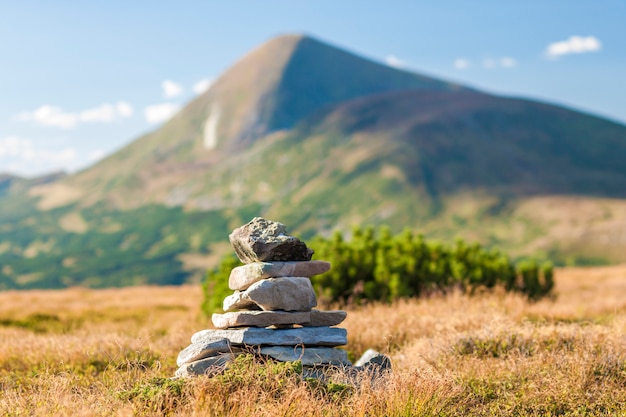 Zdjęcie stos kamieni zen z widokiem na szczyt góry. pojęcie równowagi i harmonii.