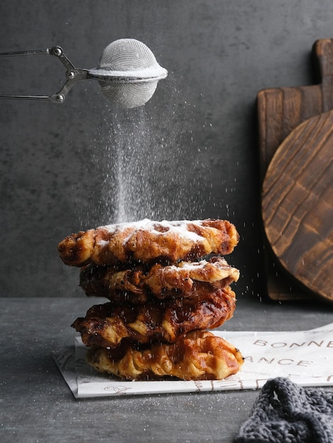 Stos Karmelizowanych Rogalików Lub Croissant Na Ciemnym Tle Wybrane Skupienie