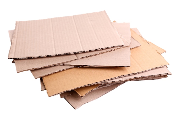 Zdjęcie stos kartonu do recyklingu izolowany na białym