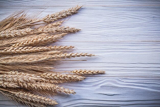 Zdjęcie stos kłosów pszennych żyta na drewnianej desce koncepcja żywności i napojów