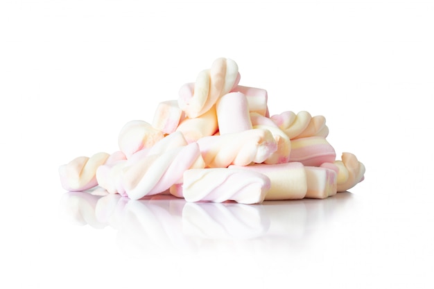 Stos kolorowi mini marshmallows odizolowywający na bielu