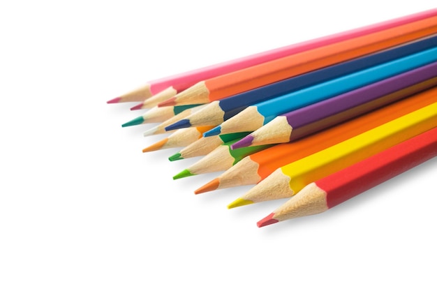 Stos kolorowych ołówków izolowanych na białym tle Kreatywność dziecięca koncepcja rysowania Element projektowania