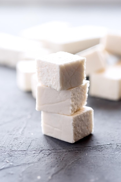 Stos Kostek Marshmallow Pionowe Zdjęcie Zamazane Pałeczki Marshmallow