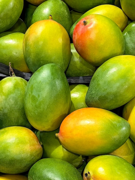 Stos mango jest ułożony jeden na drugim.