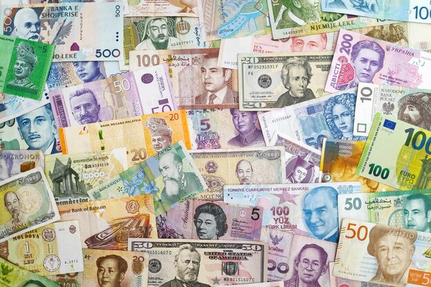 Stos międzynarodowych banknotów