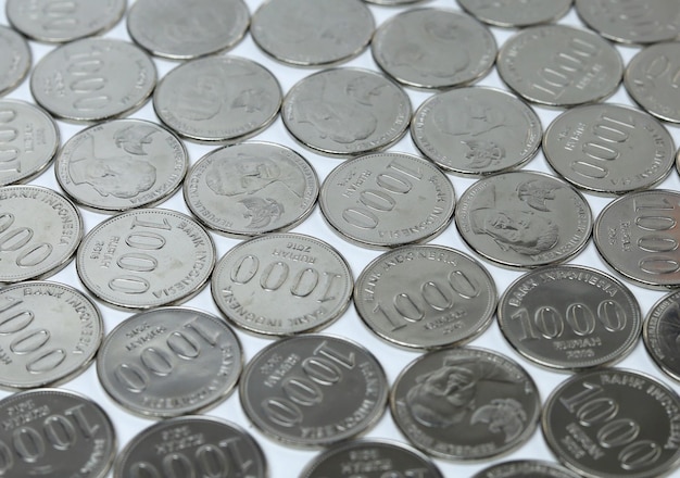 Zdjęcie stos monet indonezyjska waluta monet ułożona i bliska na białym tle