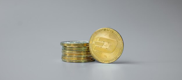 Stos monet kryptowaluty Golden Dash Krypto to cyfrowe pieniądze w sieci blockchain są wymieniane za pomocą technologii i internetowej wymiany internetowej Koncepcja finansowa